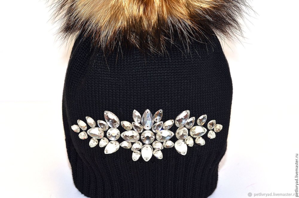 Камни на черной шапке