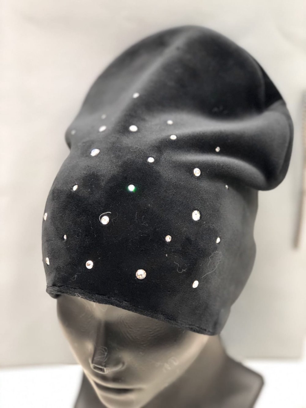 Шапка и варежки со стразами