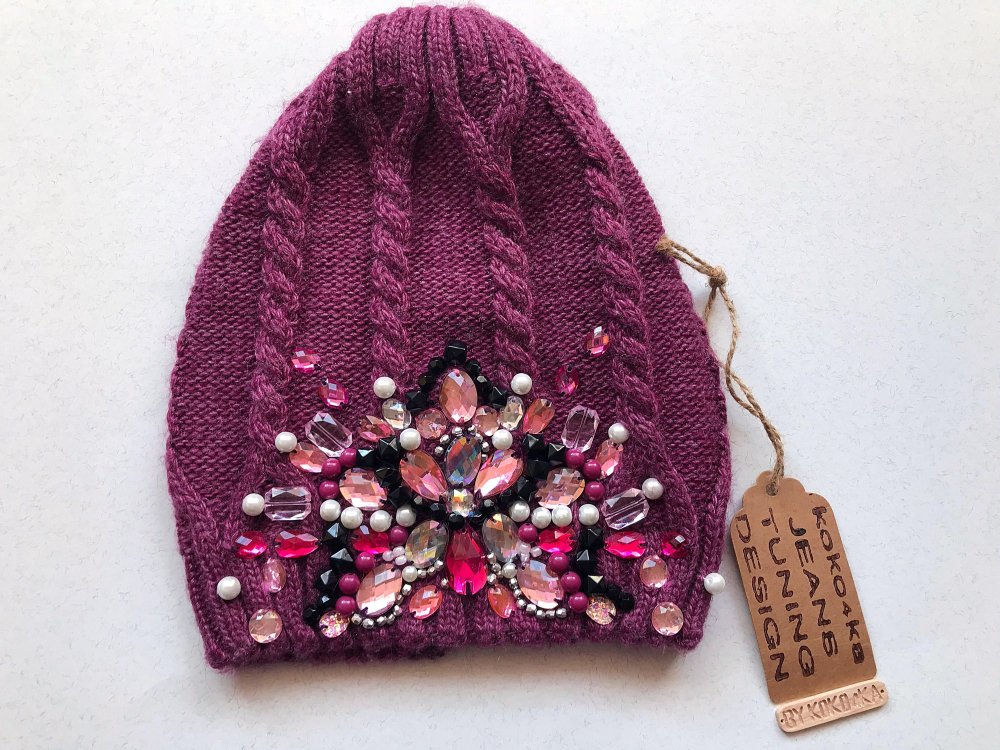 Женская вязаная шапка с камнями