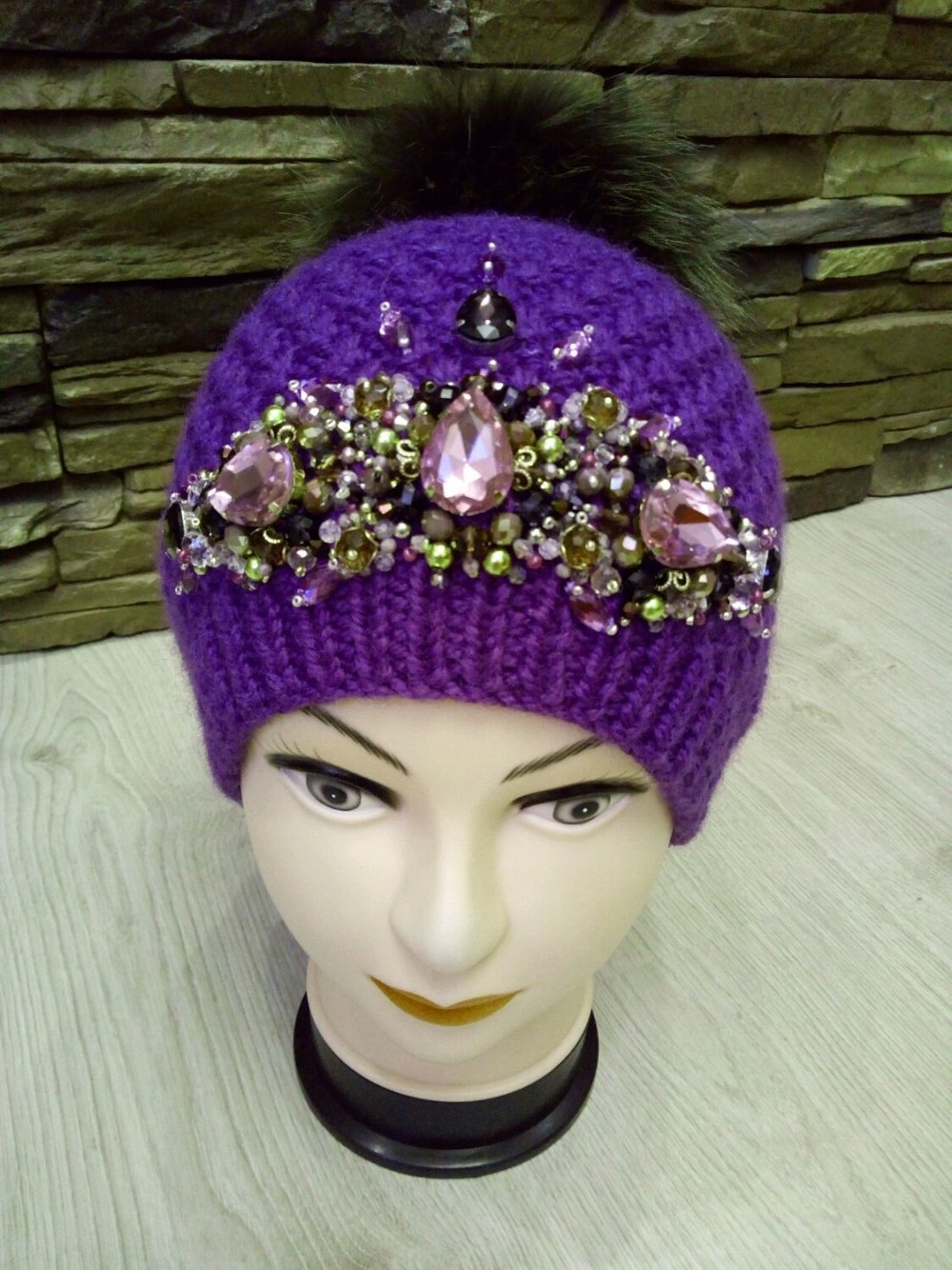 Черная шапка со стразами