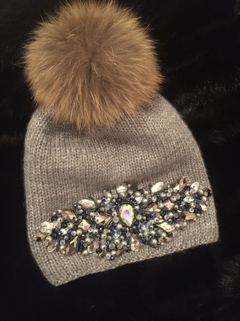 Шапки с камушками