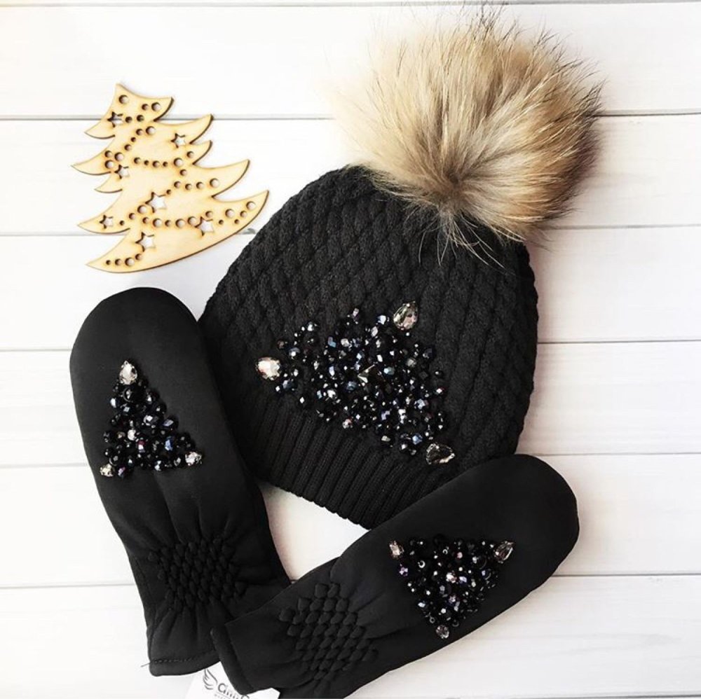 Шапка со стразами