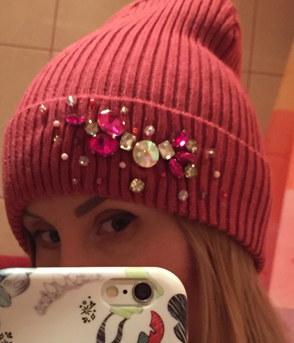 Синяя вязаная шапка с помпоном