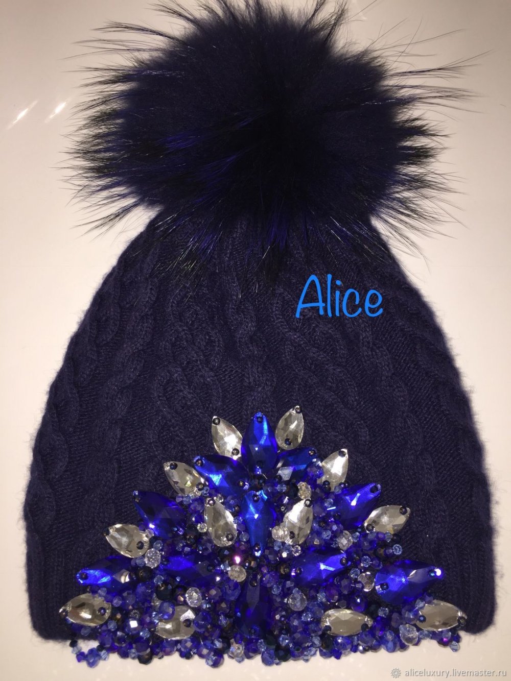 Шапка с камнями