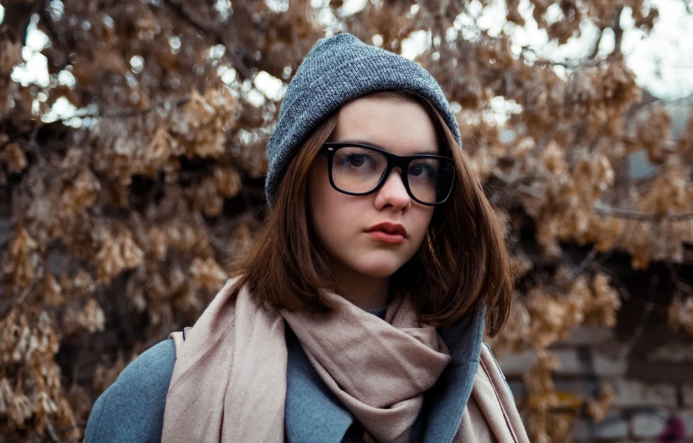 Девушка в шапке