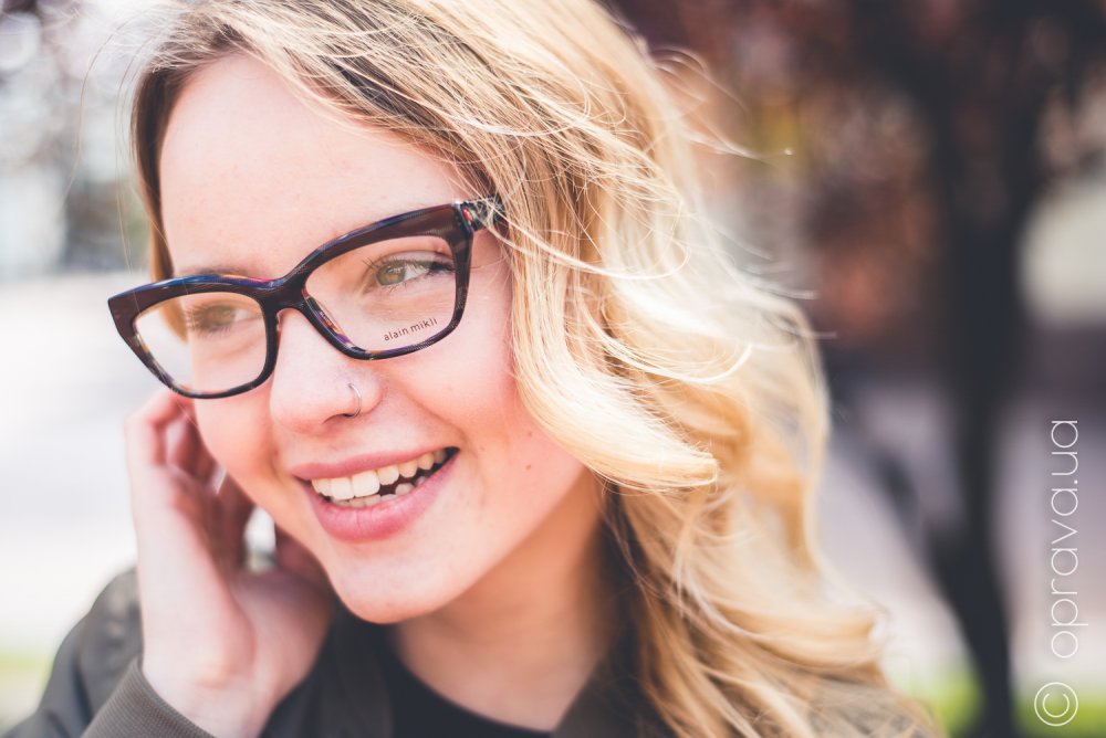 Девочка в очках для зрения