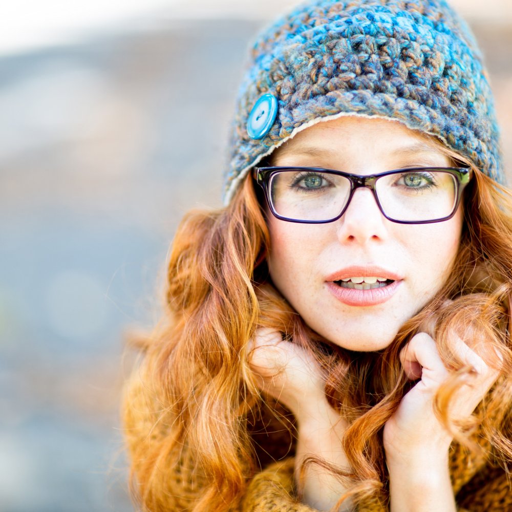 Девушка в очках и шапке