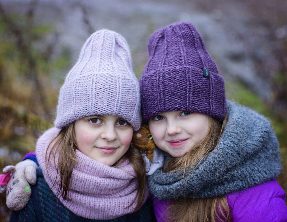 Девушка в очках и шапке