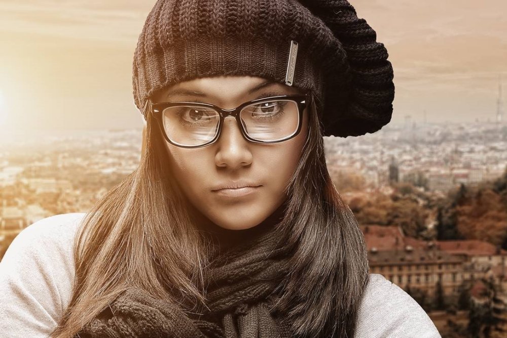 Модная шапочка-бини связанная спицами резинкой 1 на 1