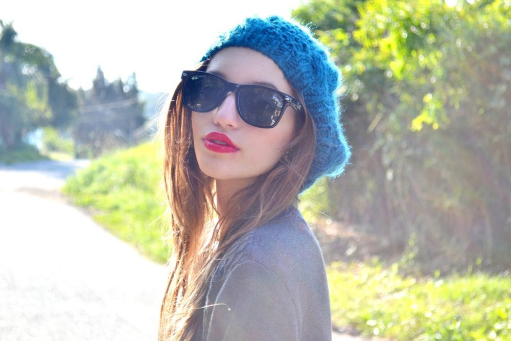 Красивая девушка в шапке 18 лет