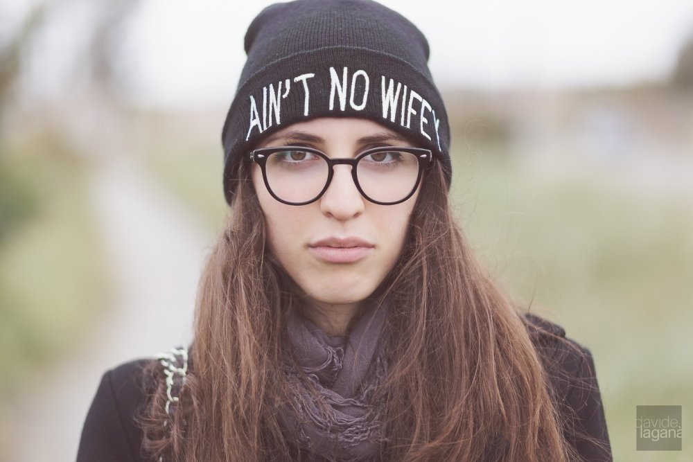 Девушка в очках и шапке