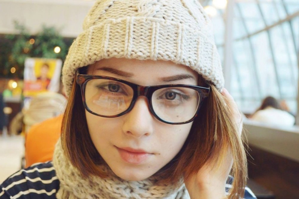 Девушка с короткими волосами в шапке