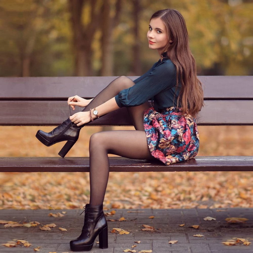 Девушки в юбках и колготках