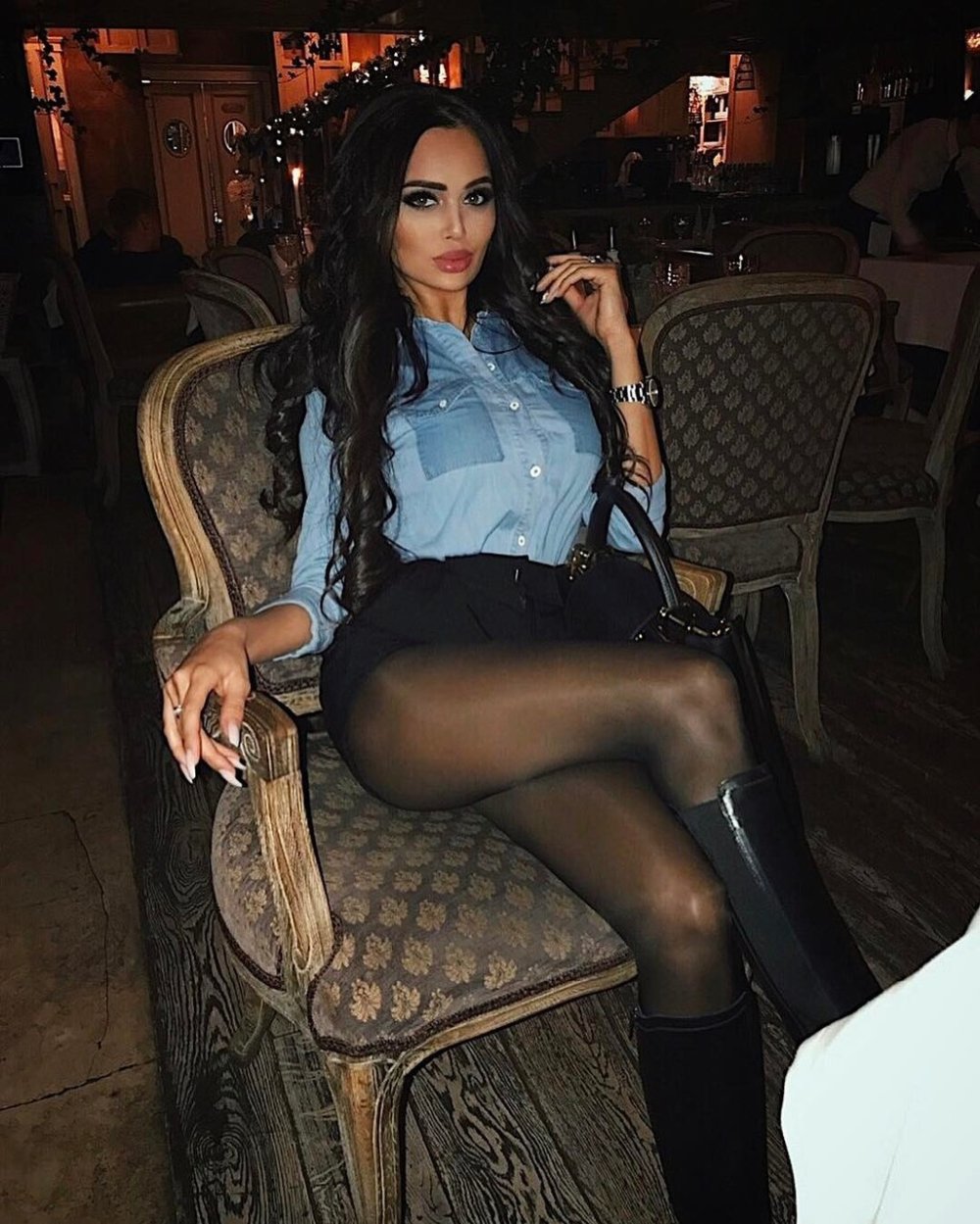 Девушка в платье на каблуках и чулках