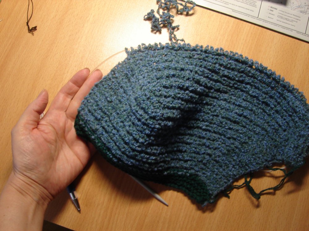 Шапка бини из букле спицами