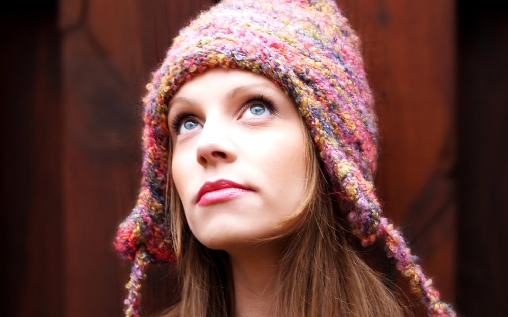 Вязаная шапка из буклированной пряжи