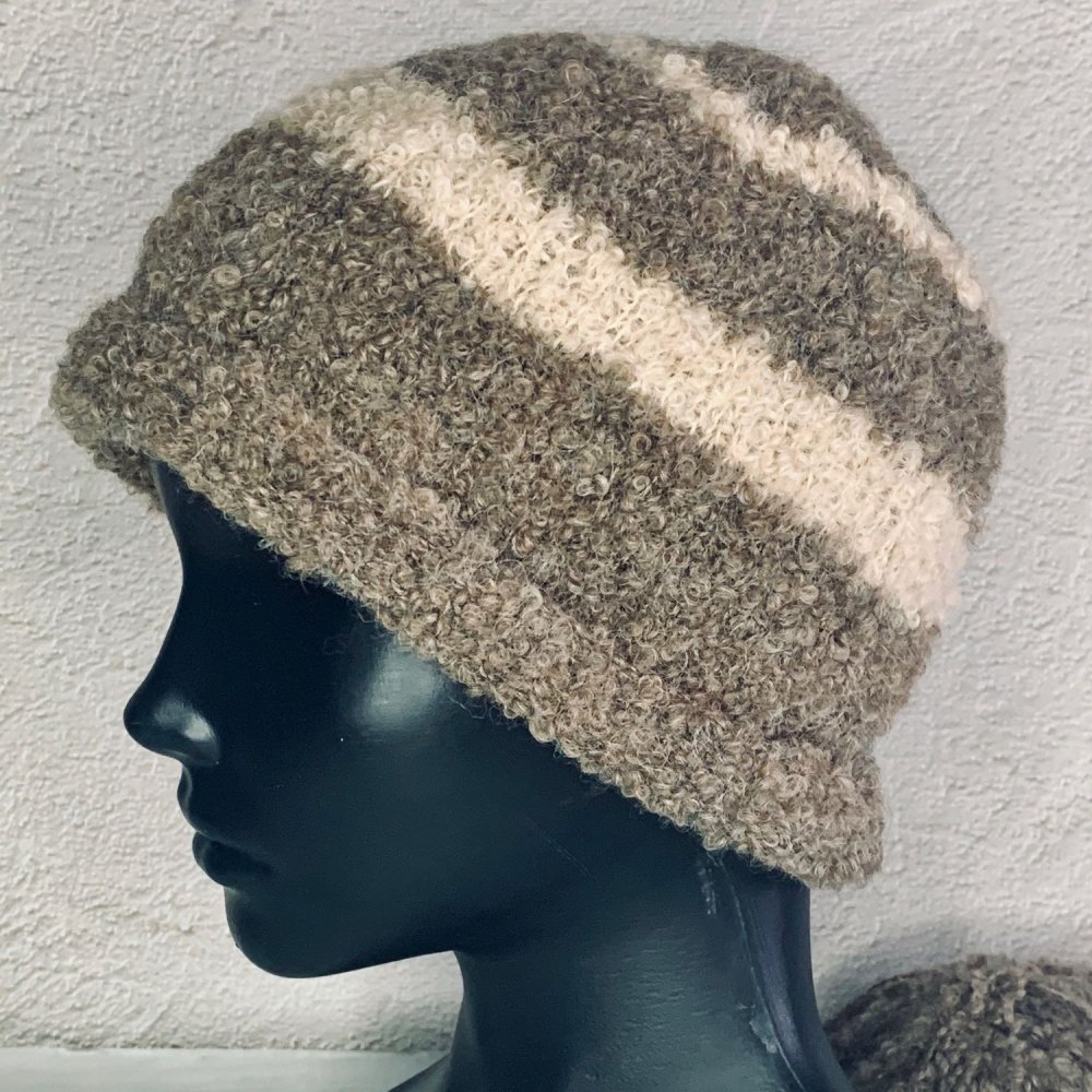 Шапка из буклированной пряжи спицами