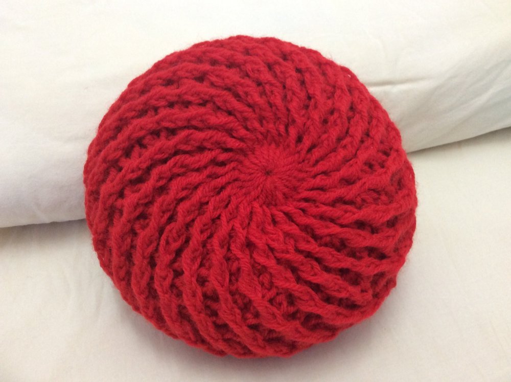 Вязаные береты спицами по спирали