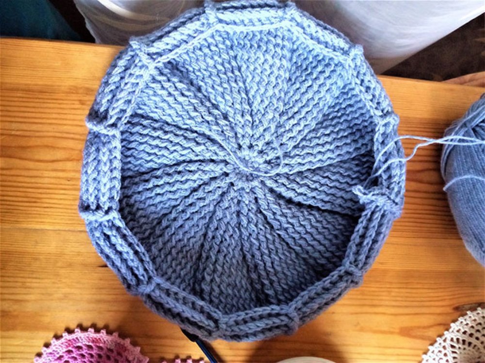 Берет рельефными столбиками