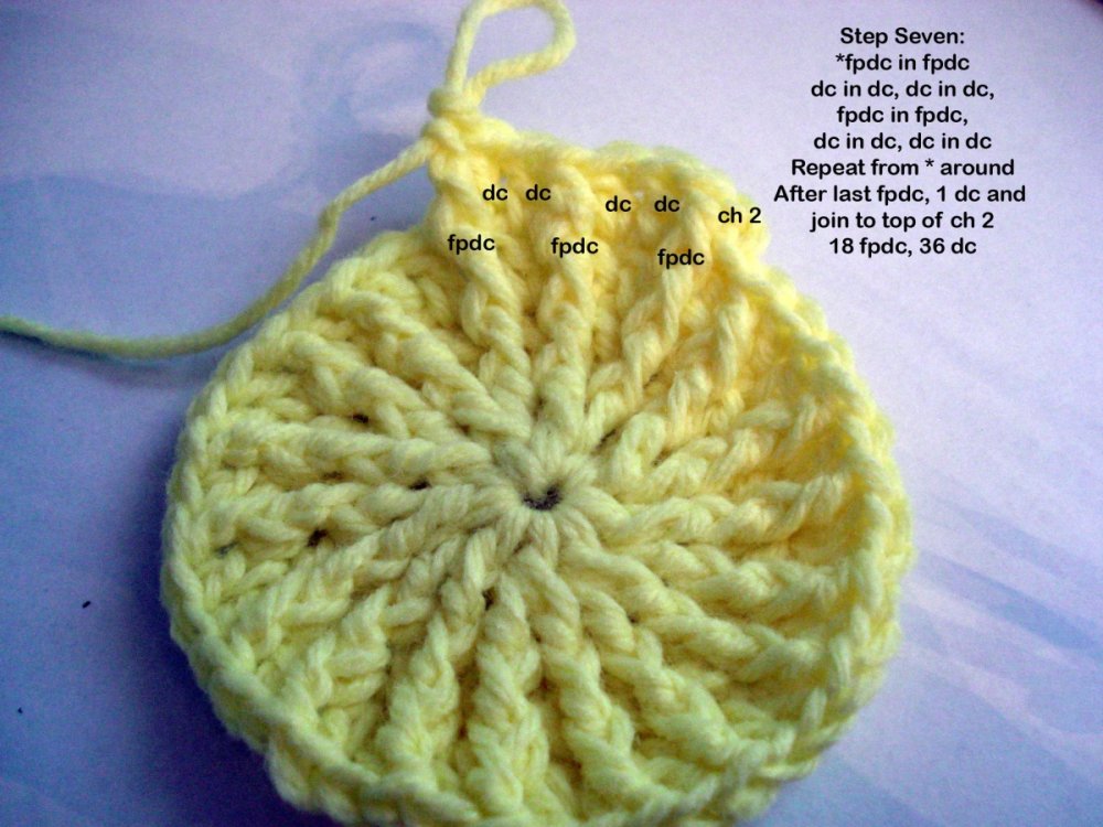 Шапочка по спирали рельефными столбиками