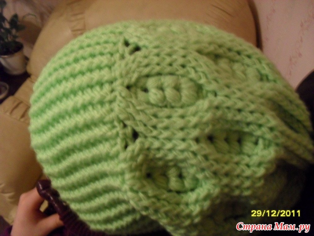 Шапка крючком рельефными столбиками от макушки