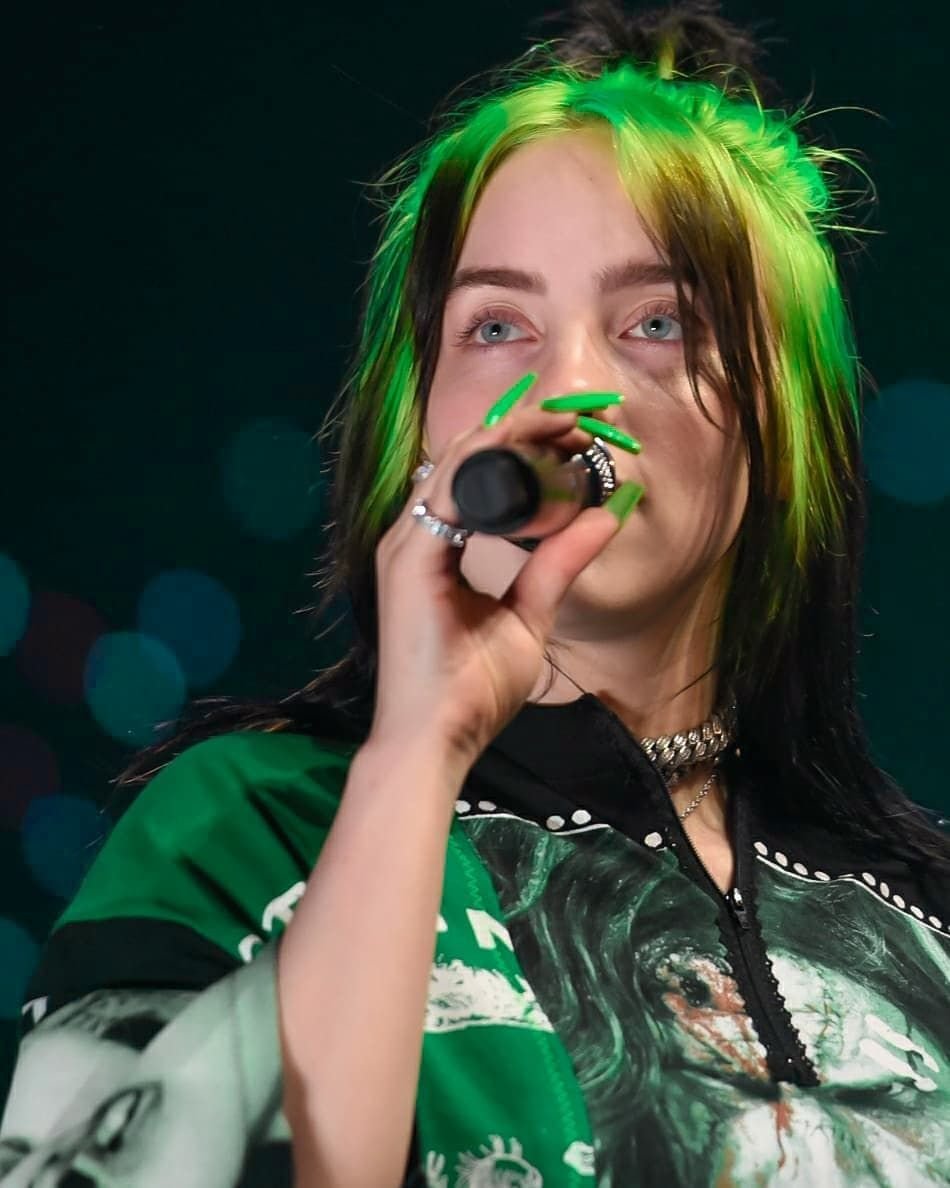Популярная певица с зелеными волосами