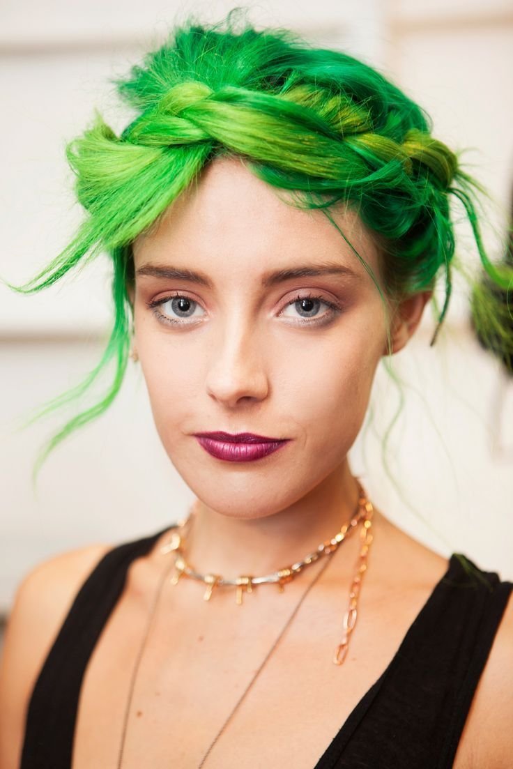 Девушка с зелеными волосами