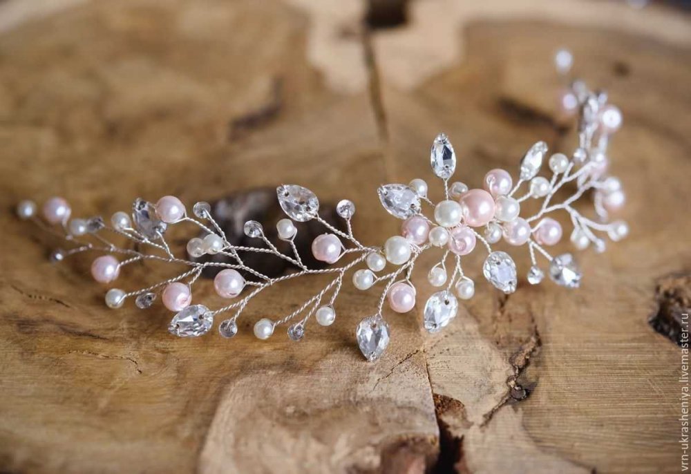 Украшение для волос из бусин