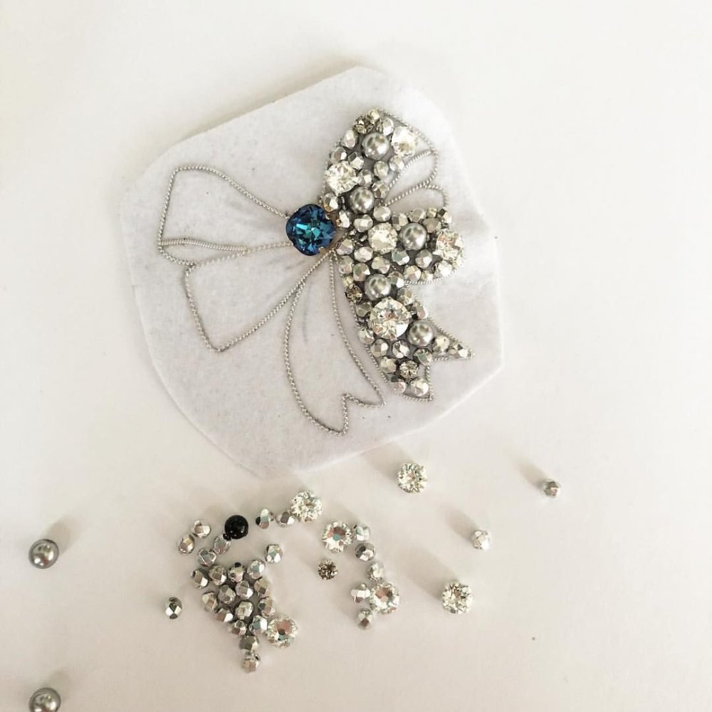 Броши из страз и бусин