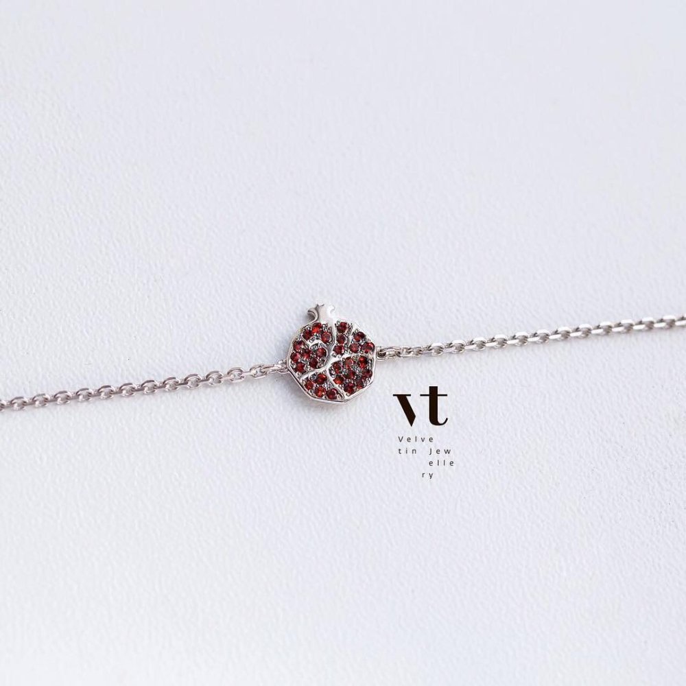 Золотой браслет с камнями