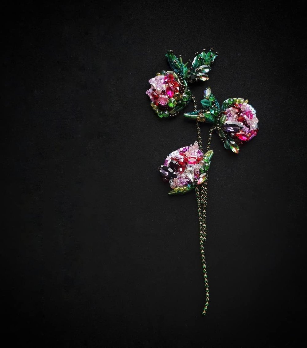 Брошь пион из бисера и пайеток