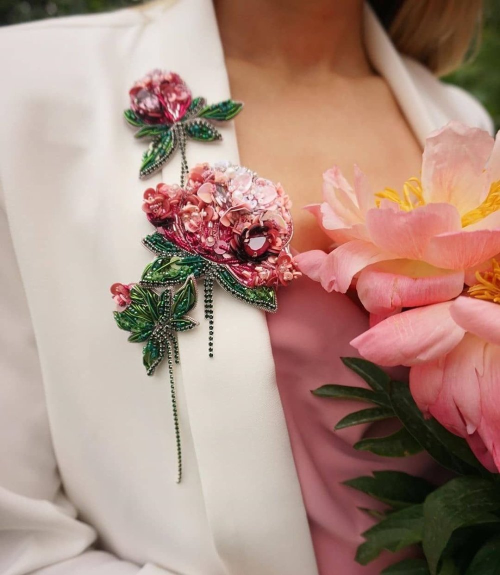 Цветочная брошь