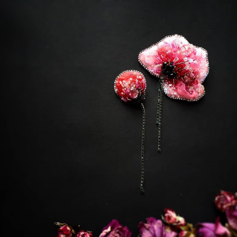 Брошка из бисера пион