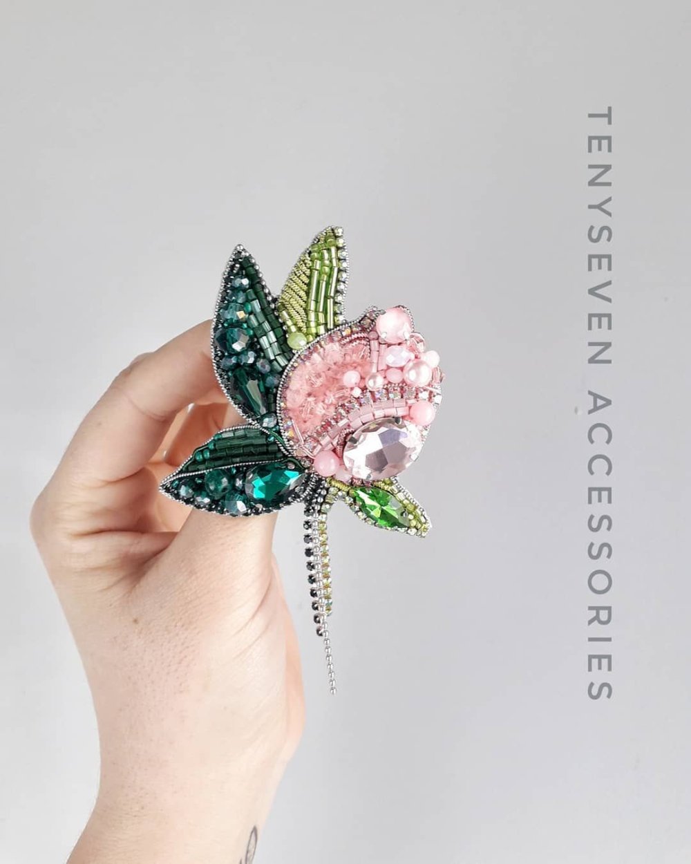 Брошь пион из бисера