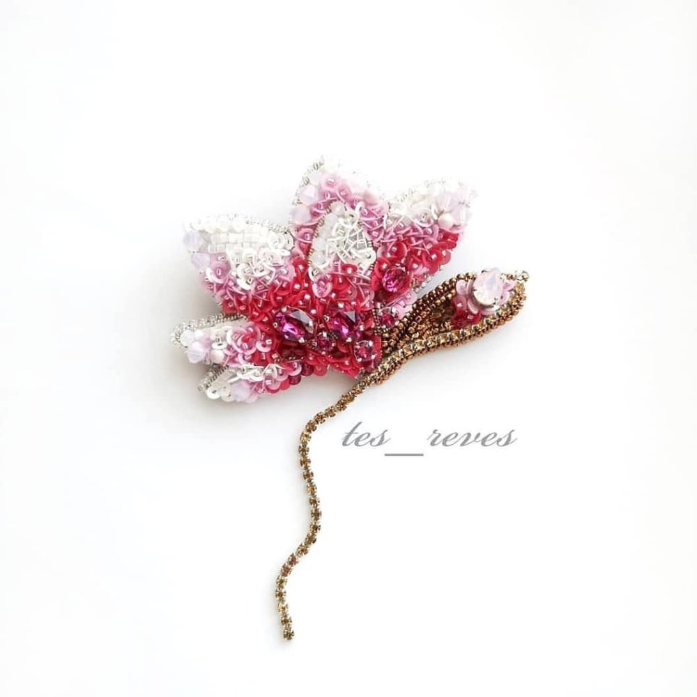 Брошь пион из бисера