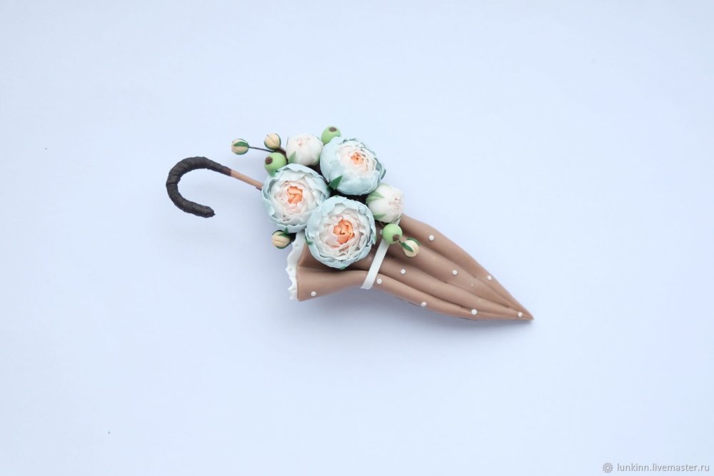 Брошь куколка из полимерной глины