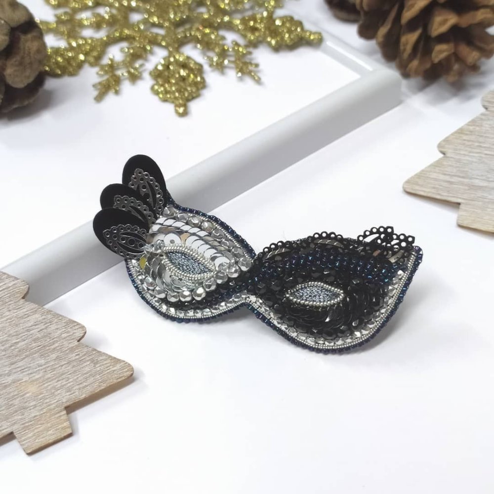 Венецианская маска брошка