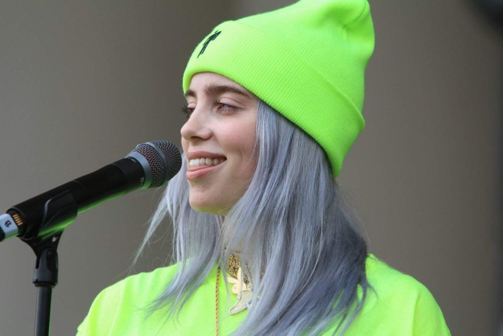 Билли Айлиш улыбается