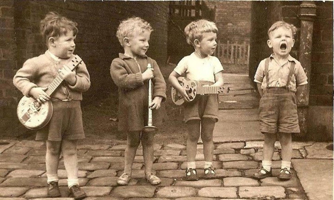 Лучшие друзья музыканты. Детство. Советские дети поют. Дети детство. Советские дети во дворе.
