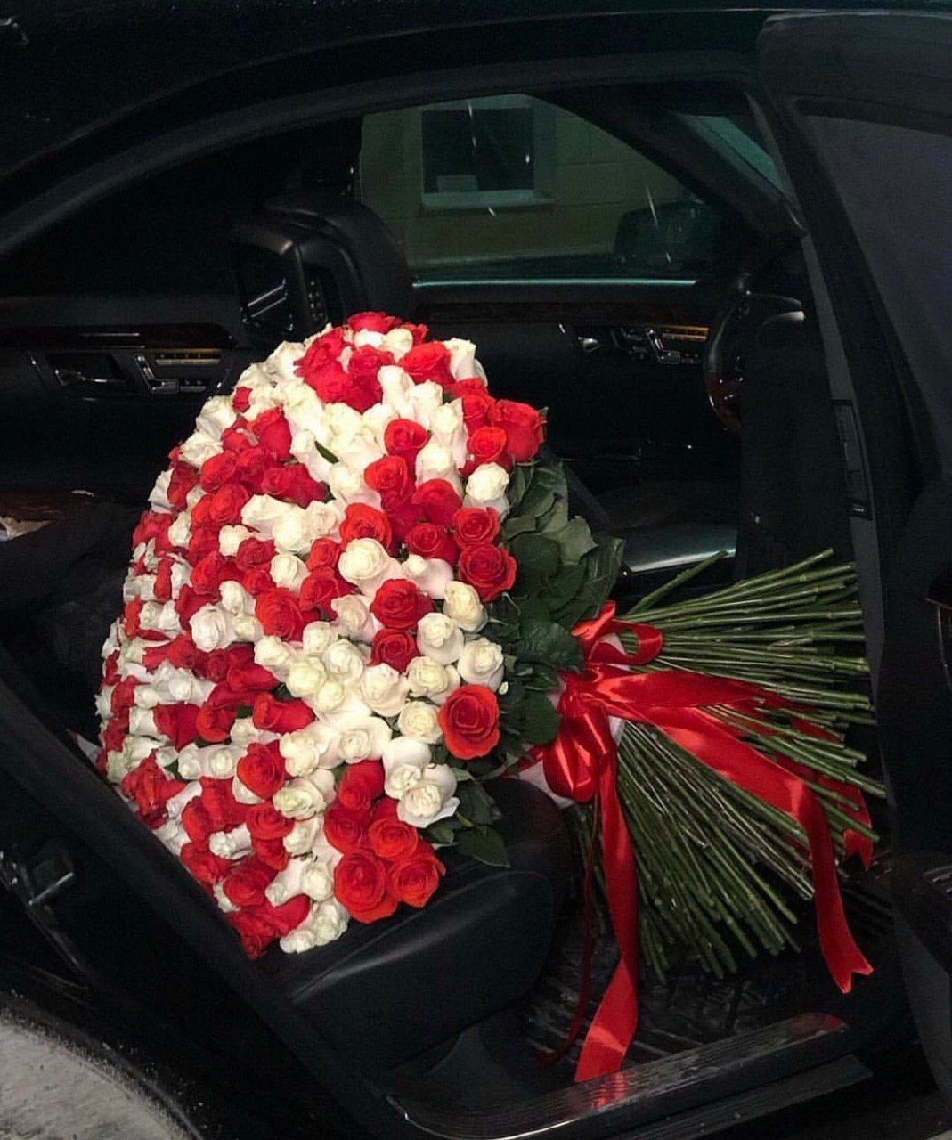Шикарный букет цветов в машине