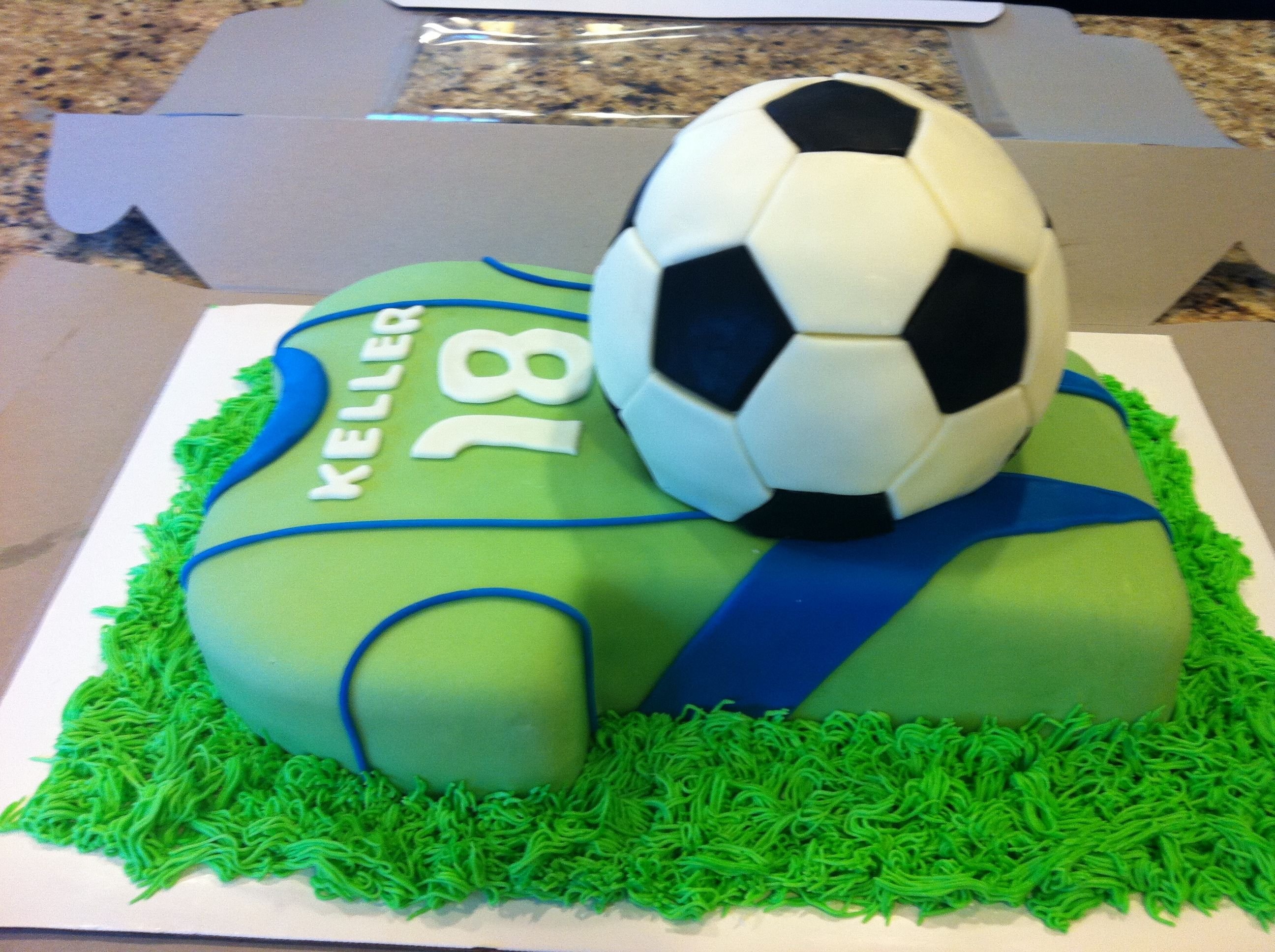 День рождения футбола год. Торт футбольный. Торт с футбольной тематикой. Торт на футбольную тематику для мальчика. С днём рождения футболисту мальчику.