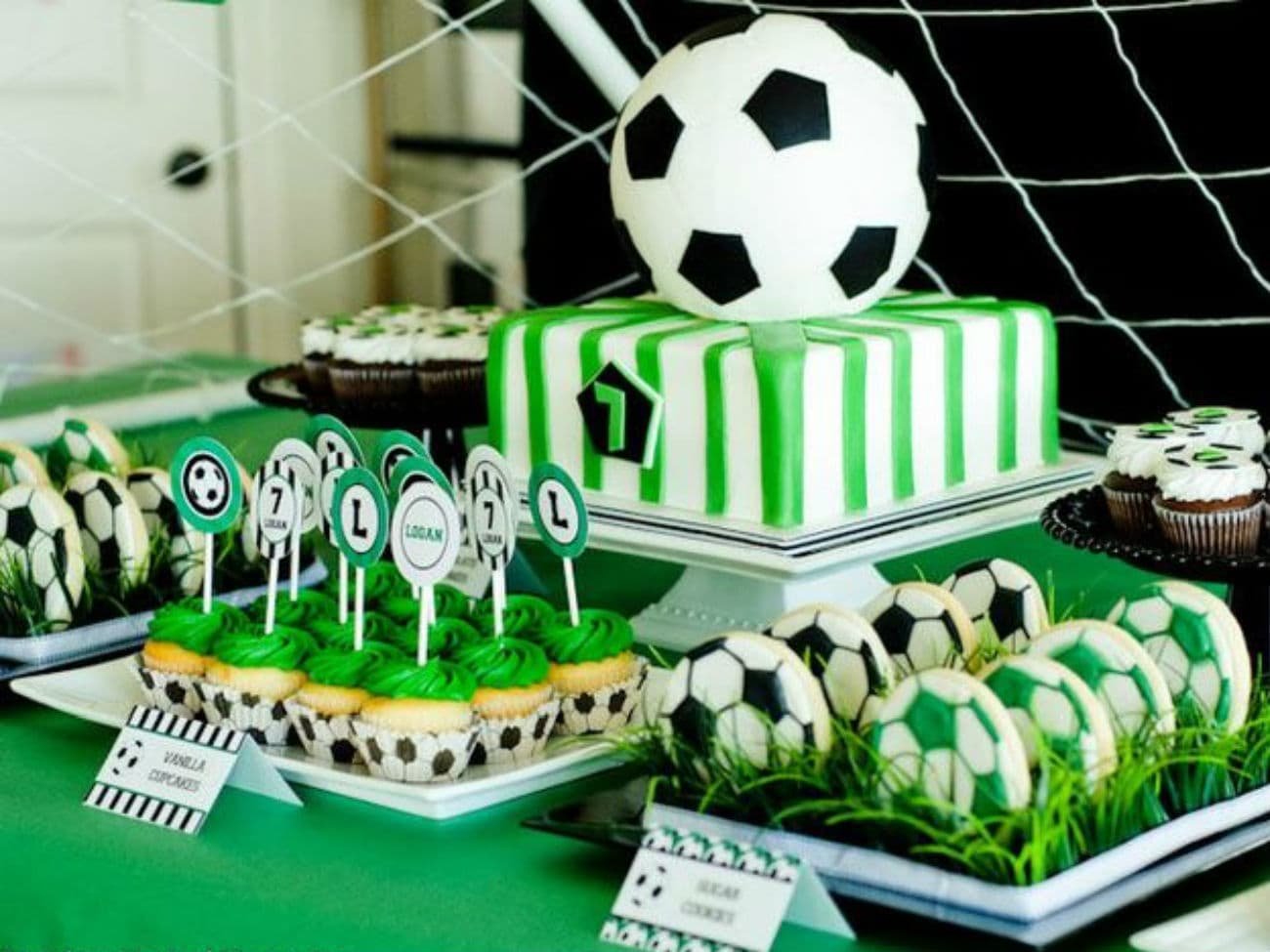 День рождения футбола год. Футбольная тематика. Торт с футбольной тематикой. Торт в стиле футбол для мальчика. День рождения в футбольном стиле.
