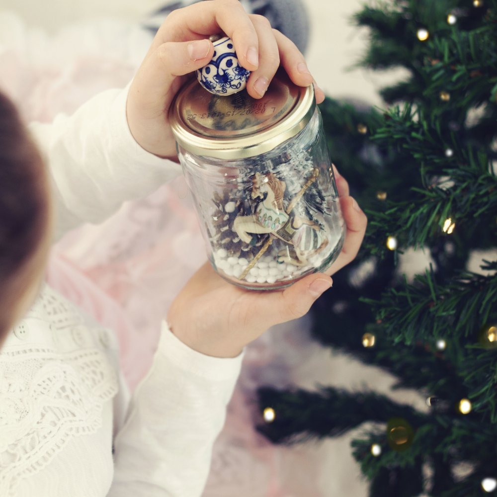 Девушка на фоне елки со спины