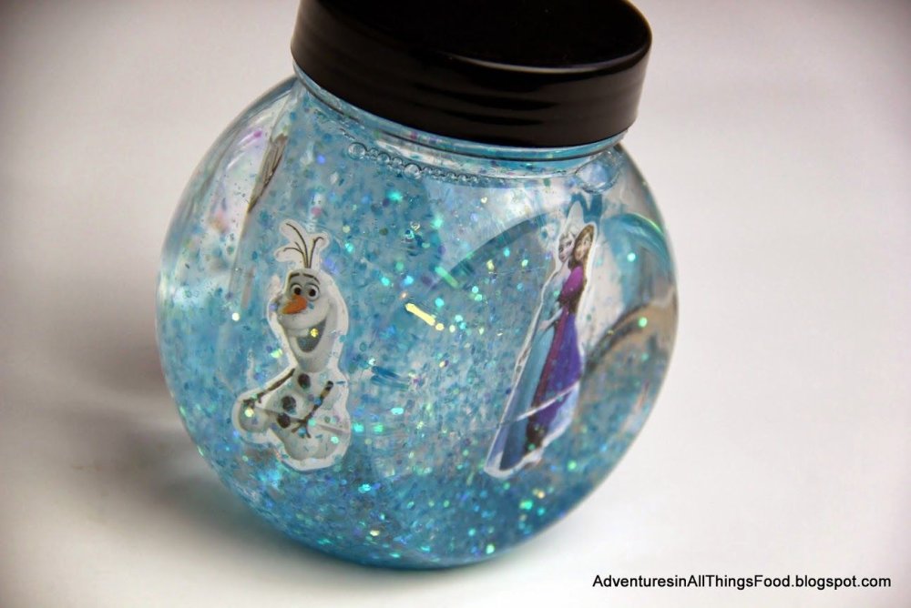 Банка с блестками и глицерином