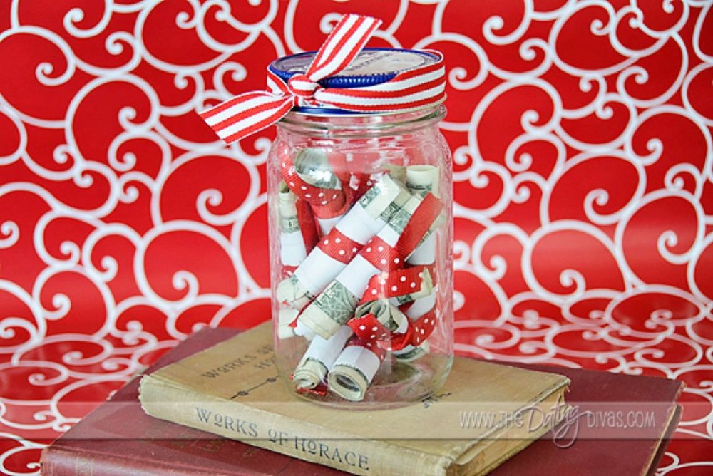 Банка с деньгами