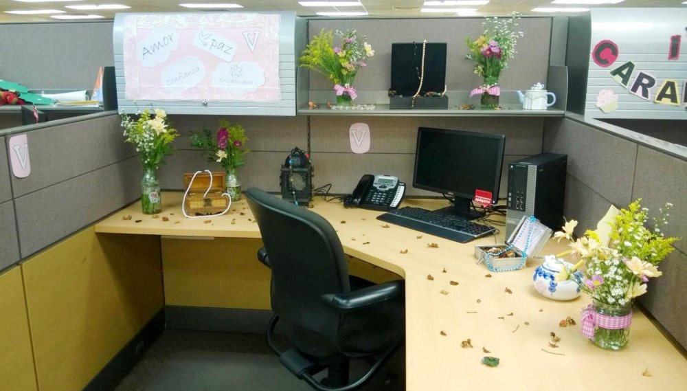 Красивое украшение рабочего места с днем рождения