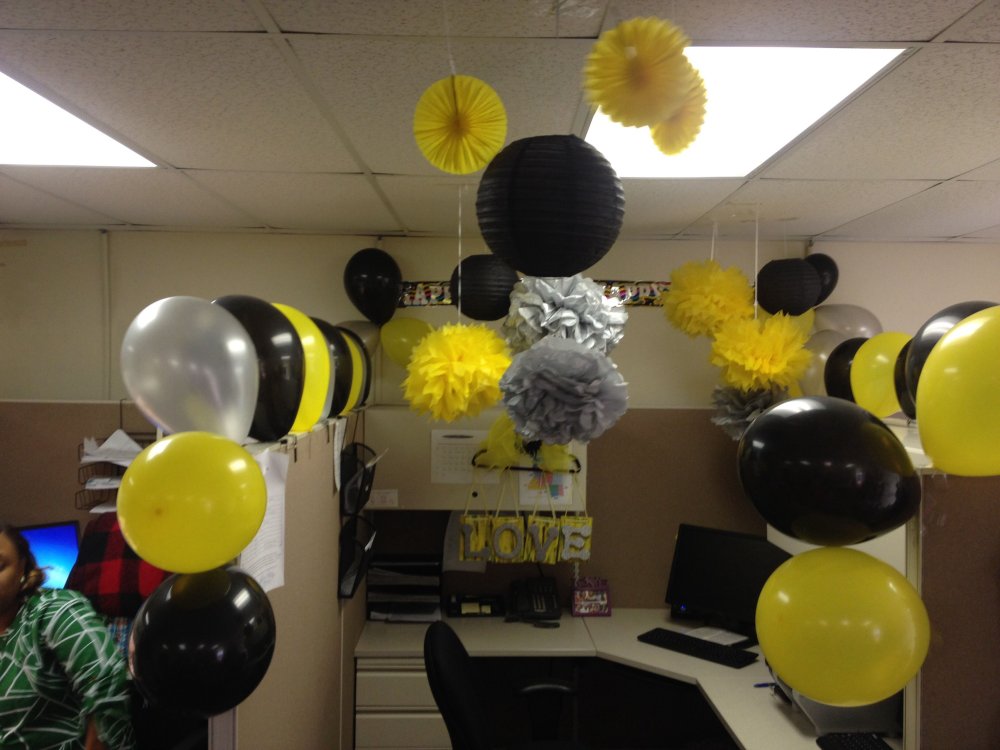 Украшение рабочего места шарами