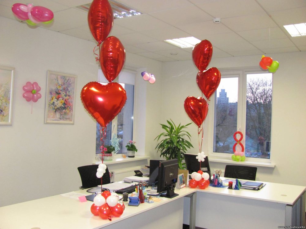 Украшение офиса шарами