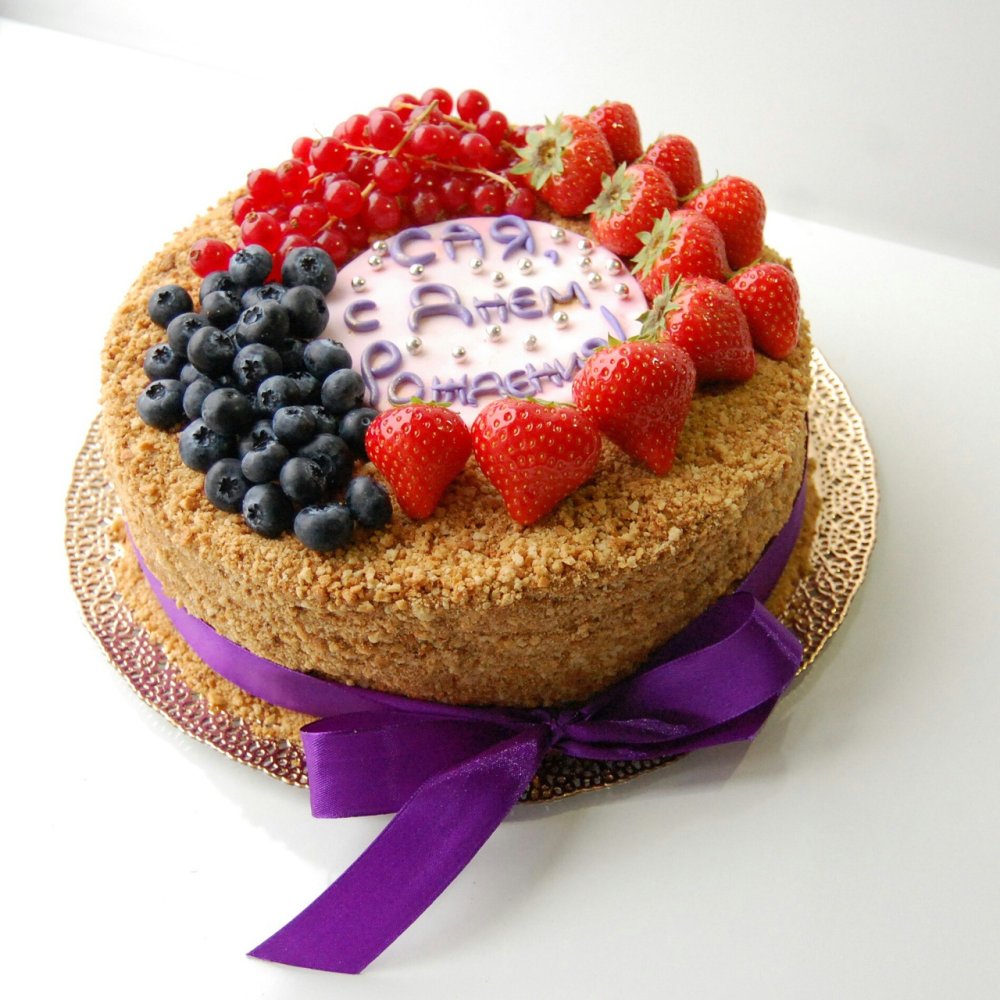 Торт медовик с ягодами