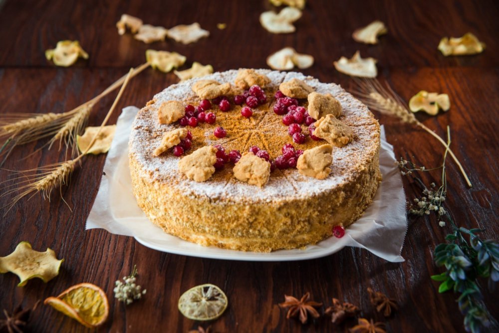 Медовик с брусникой